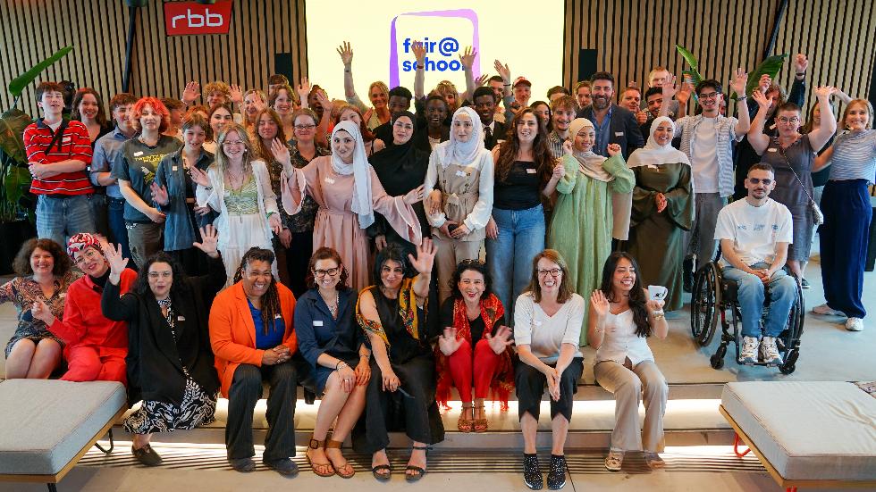 Gruppenfoto mit allen Sieger*innen des Schulwettbewerbs und den Laudator*innen (Quelle: Cornelsen Verlag) Gruppenfoto mit allen Sieger*innen des Schulwettbewerbs und den Laudator*innen